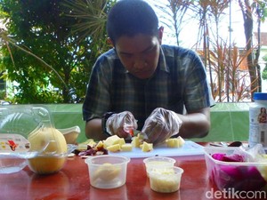 Salut, Haedar Buktikan Tunagrahita Bisa Kuliah dan Berwirausaha