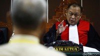 Ketua majelis hakim Rustiyono membacakan vonis untuk Arief.