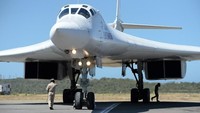 Komandan pesawat jarak jauh Angkatan Udara Rusia, Jenderal Sergei Ivanovich Kobulash, mengatakan latihan ini akan memberikan pertukaran pengalaman yang mendalam antara pilot dan staf teknis dari kedua negara. Foto: Photo by Federico PARRA/AFP