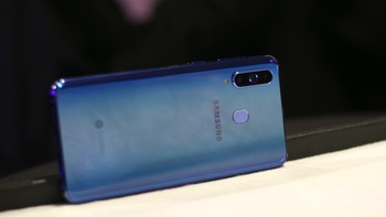 Terdapat sensor sidik jari di belakang bodi. Foto: Sina Mobile