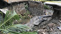 BPBD bersama instansi terkait kini  berupaya membuat jembatan darurat. (Jeka-detik)