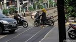 Warga Nekat Bertaruh Nyawa di Perlintasan Kereta