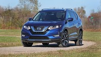 Di atas Outlander, ada Nissan Rogue. Tak ada yang masalah dengan Nissan Rogue. Dari luar mobil tampak luas dan lapang. Namun menurut Car and Driver, mesin Nissan Rouge tergolong lemah. Saat menikung mobil mengalami body roll dan respon setir tidak stabil. Foto: Car and Driver