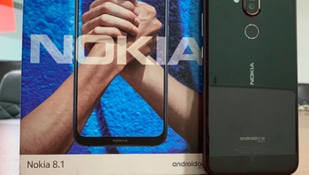 Inilah Nokia 8.1 dan kemasannya dengan ilustrasi cukup menarik, yaitu orang berjabat tangan yang khas Nokia. Foto: Firstpost