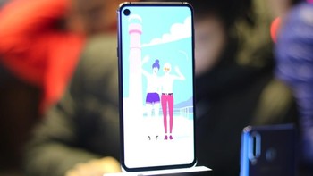 Layar Galaxy A8s 6,4 inch Full HD+ dengan aspek rasio 19,5:9.  Foto: Sina Mobile