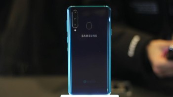 Ponsel ini akan mulai dijual 20 Desember mendatang. Belum ada informasi harga, namun pembeli dapat memilih tiga varian warna yakni gradient black, elves blue dan aurora green. Foto: Sina Mobile