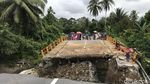 Jembatan Padang-Bukittinggi Ambruk, Warga Bangun Jembatan Darurat