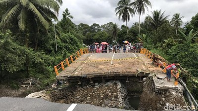 Jembatan Padang-Bukittinggi Ambruk, Warga Bangun Jembatan Darurat