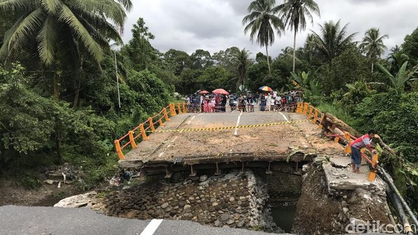 Jembatan Padang-Bukittinggi Ambruk, Warga Bangun Jembatan Darurat