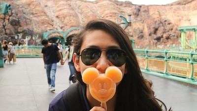 Gaya Athira Farina, Pilot Cantik yang Hobi Makan Es Krim Saat Travelling