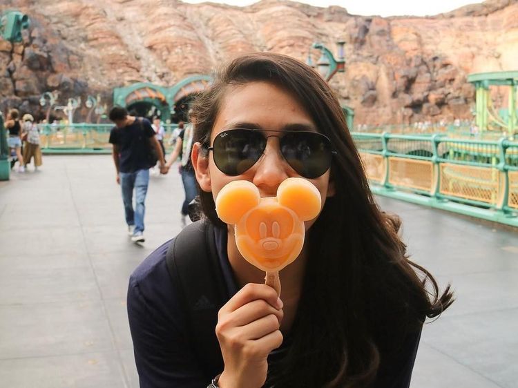 Gaya Athira Farina, Pilot Cantik yang Hobi Makan Es Krim Saat Travelling