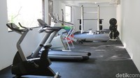 Fasilitas fitnes di Sol House Bali Kuta. Mereka juga menawarkan aktivitas yoga, aqua gym, nobar film dan ada juga hiburan musik (Fitraya/detikTravel)