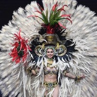 Miss Guatemala 2018 Mariana Garcia bergaya seksi dalam kostum nasionalnya. Busana Mariana begitu heboh dengan hiasan bulu berwarna putih ukuran besar. Dalam akun Instagramnya, wanita cantik ini mengatakan kalau kostumnya terinspirasi dari Suku Maya. Foto: Lillian SUWANRUMPHA / AFP