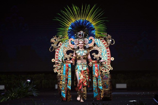 Miss Mexico 2018 Andrea Toscano tampil dengan kostum berukuran besar di panggung National Costume Show, Senin (10/12/2018) malam. Andrea memakai kostum bertemakan Jaguar. Melalui kostumnya itu dia menyampaikan pesan mengenai penyelamatan hewan Jaguar dari tangan para pemburu yaitu manusia. Foto: Lillian SUWANRUMPHA / AFP