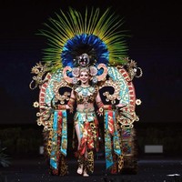 Miss Mexico 2018 Andrea Toscano tampil dengan kostum berukuran besar di panggung National Costume Show, Senin (10/12/2018) malam. Andrea memakai kostum bertemakan Jaguar. Melalui kostumnya itu dia menyampaikan pesan mengenai penyelamatan hewan Jaguar dari tangan para pemburu yaitu manusia. Foto: Lillian SUWANRUMPHA / AFP