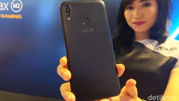 Kamera belakangnya 13 MP + 2 MP. Kamera depannya 8 MP. (Foto: Adi Fida Rahman/detikINET)