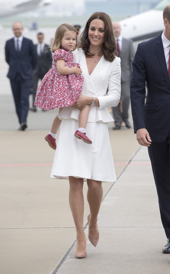 Kate middleton juga tampak memakai sepatu yang sama saat mendarat di Polandia bersama keluarga kecilnya. Lagi-lagi ia memadukan sepatu nude dengan busana berwarna senada yaitu broken white. Foto: Getty Images