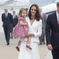 Kate middleton juga tampak memakai sepatu yang sama saat mendarat di Polandia bersama keluarga kecilnya. Lagi-lagi ia memadukan sepatu nude dengan busana berwarna senada yaitu broken white. Foto: Getty Images