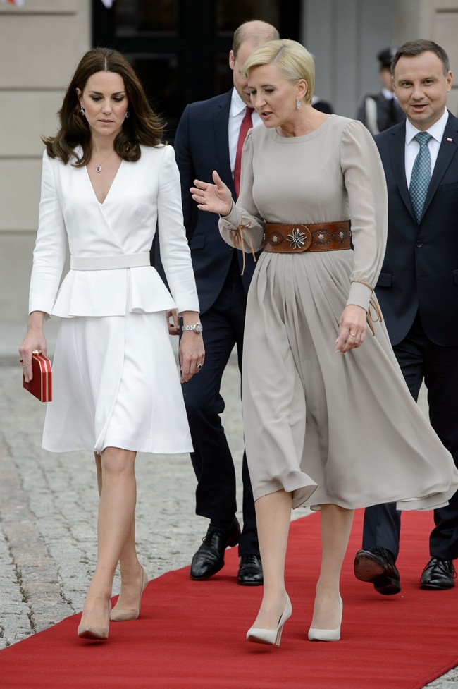 Sepatu yang sering ia pakai adalah pump shoes dari Gianvito Rossi. Sepatu itu berbentuk klasik dengan warna nude dan bahan beludru. Foto: Getty Images