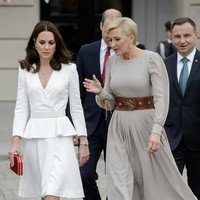 Sepatu yang sering ia pakai adalah pump shoes dari Gianvito Rossi. Sepatu itu berbentuk klasik dengan warna nude dan bahan beludru. Foto: Getty Images