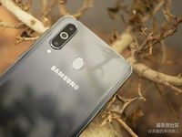 Galaxy A8s punya tiga kamera belakang. 