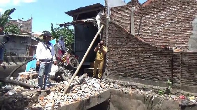 2 Bersaudara Ini Tewas Tertimpa Tembok Runtuh di Makassar 2 Bersaudara Ini Tewas Tertimpa Tembok Runtuh di Makassar