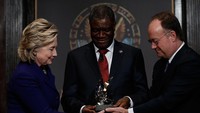 Atas aksinya itu, beragam penghargaan diraih Denis Mukwege, salah satunya adalah penghargaan Georgetown Institute for Women Peace and Security yang diberikan oleh mantan Menteri Luar Negeri AS Hillary Clinton pada tahun 2014 lalu. Istimewa/Win McNamee/Getty Images.