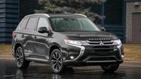 Posisi paling buncit ditempati oleh Mitsubishi Outlander. Namun tidak ada yang menonjol dari Mitsubishi Outlander ini. Foto: Car and Driver