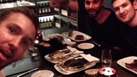 Hidangan beefsteak, bersama mashed potato dan sayuran jadi menu makan malam Calvin saat bertemu dengan teman-temannya. Foto: Instagram @calvinharris