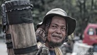 Panas terik tak menyurutkan langkah Slamet dalam menjajakan air aren. Dia tetap menyusuri jalanan ibukota hanya dengan memakai topi untuk menghalau sinar terik matahari.