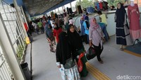 Tak sedikit dari warga yang terlihat asyik berbelanja atau sekadar berjalan menikmati kios Skybridge Tanah Abang itu. 
