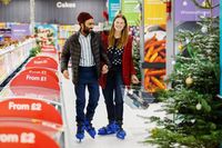 Seru! Belanja di Supermarket Ini Bisa Sambil Main Ice Skating
