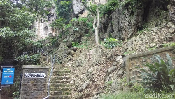 Situs purbakala Gua Pawon ada di Desa Gunung Masigit, Kecamatan Cipatat, Kabupaten Bandung Barat. Di dalamnya terdapat rangka manusia dan benda-benda prasejarah berusia ribuan tahun. (Rachmadi Rasyad/detikTravel) Situs purbakala Gua Pawon ada di Desa Gunung Masigit, Kecamatan Cipatat, Kabupaten Bandung Barat. Di dalamnya terdapat rangka manusia dan benda-benda prasejarah berusia ribuan tahun. (Rachmadi Rasyad/detikTravel)