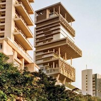 Antilia, begitu nama gedung tersebut, disebut-sebut sebagai hunian termahal kedua setelah Istana Buckingham di London, Inggris. Menurut Architectural Digest India, rumah setinggi 173 meter (40 meter lebih tinggi dari Monas) tersebut ditaksir bernilai US$ 2 miliar atau sekitar Rp 29 triliun. Foto: Vanity Fair