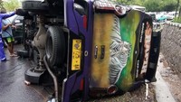 Saking kerasnya benturan, mobil elf hingga terbalik di badan jalan. Istimewa/Polres Garut.