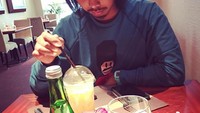 Rambut gondrong Dodit aslinya ikal tapi di foto ini tampaknya Dodit baru saja menatanya menjadi lurus. Lihat nih pose Dodit menikmati minuman.  Foto: Instagram @dodit_mul
