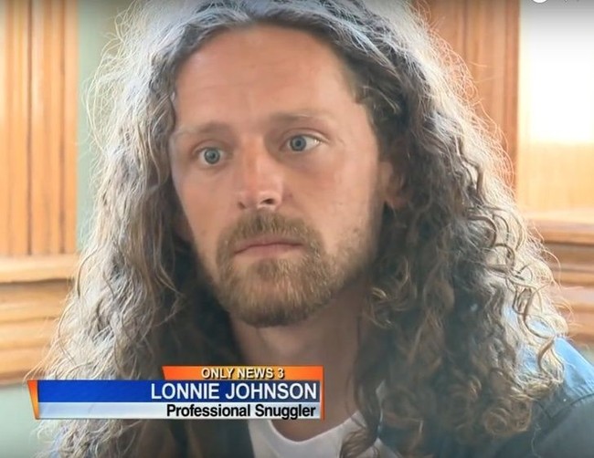 Di balik tampangnya yang sangar, pria ini berprofesi sebagai pemeluk profesional. Ada yang ingin dipeluk Lonnie? Foto: istimewa