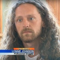 Di balik tampangnya yang sangar, pria ini berprofesi sebagai pemeluk profesional. Ada yang ingin dipeluk Lonnie? Foto: istimewa