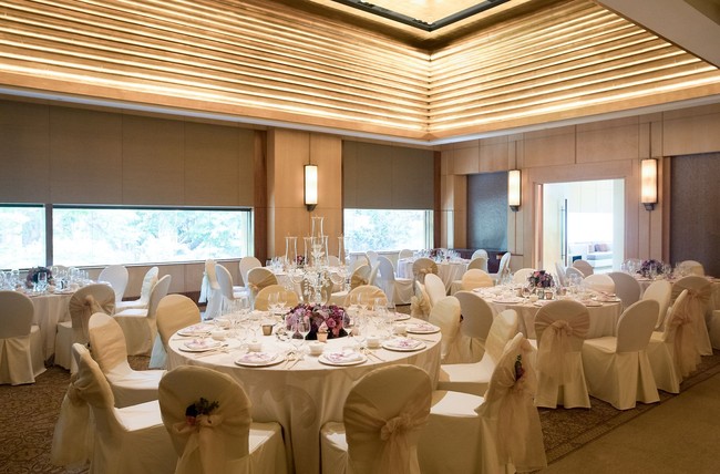 Ruang berikutnya, Chihuly Room memiliki luas ruangan yang lebih kecil, yaitu 216 meter persegi. Sama seperti grand ballroom, Anda perlu siapkan SGD 108 per pax atau Rp 1,2 juta untuk makanan per tamu yang datang. Foto: The Ritz-Carlton, Millenia Singapura