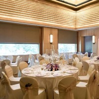 Ruang berikutnya, Chihuly Room memiliki luas ruangan yang lebih kecil, yaitu 216 meter persegi. Sama seperti grand ballroom, Anda perlu siapkan SGD 108 per pax atau Rp 1,2 juta untuk makanan per tamu yang datang. Foto: The Ritz-Carlton, Millenia Singapura