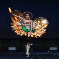 Kostum nasional Miss Vietnam untuk Miss Universe 2018 juga tak kalah unik karena berbentuk keranjang yang dipenuhi roti. Meskipun banyak netizen yang menganggapnya lucu dan aneh, kostum nasional yang dikenakan oleh Miss Vietnam H Hen Nie ini merepresentasikan makanan tradisional Vietnam, yakni sandwich banh mi. Foto: Lillian SUWANRUMPHA / AFP