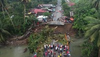 Ambruknya jembatan ini mengakibatkan akses ke Bukittinggi putus total. ANTARA FOTO/Iggoy el Fitra.