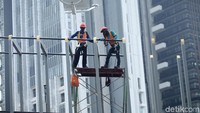 Proses pemasangan tiang atas JPO dilakukan dengan sangat hati-hati.