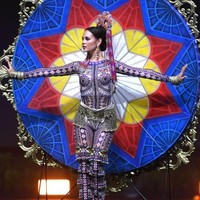 Catriona Gray memeragakan kostum nasional Filipina yang terdiri dari swimsuit seksi dengan bordir dan beads, juga sayap besar berbentuk lingkaran di belakangnya. Foto: Lillian SUWANRUMPHA / AFP