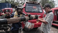 Slamet yang memiliki dua orang anak ini telah berjualan air aren selama 15 tahun.