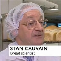 Pembuatan roti memang tidak mudah. Tapi jabatan pria ini sebagai ahli sains untuk roti tampaknya sedikit berlebihan. Foto: istimewa