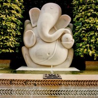 Kabarnya, Mukesh merogoh kocek hingga Rp 672 miiliar untuk membangun rumah tersebut. Tampaknya bukan jumlah yang terlalu besar bagi konglomerat dengan kekayaan senilai US$ 44,8 miliar atau setara Rp 640,64 triliun itu. Foto: Vanity Fair