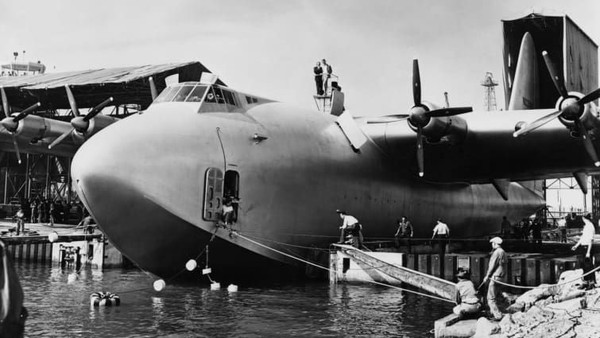 Hughes H-4 Hercules (Spruce Goose). Berat kosong: 113.399 kilogram. Panjang: 66,65 meter. Lebar sayap: 97,54 meter. Penerbangan pertama: 1947 (Foto: CNN) Hughes H-4 Hercules (Spruce Goose). Berat kosong: 113.399 kilogram. Panjang: 66,65 meter. Lebar sayap: 97,54 meter. Penerbangan pertama: 1947 (Foto: CNN)