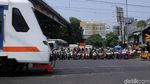 Warga Nekat Bertaruh Nyawa di Perlintasan Kereta