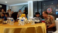 Irawan Maulana (22) korban selamat penembakan sadis kelompok kriminal bersenjata (KKB) di Papua akhirnya kembali ke pelukan keluarganya. Kepulangan Irawan difasilitasi oleh Polda Jabar.